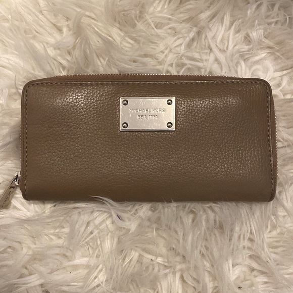Michale Kors Zip Wallet. - Picture 1 of 3